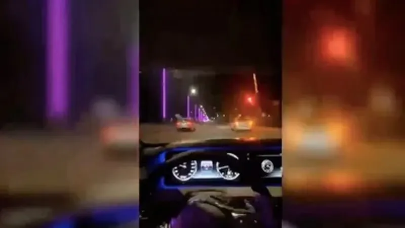 Атырауда жүріп келе жатқан көлік ішінен отшашу атқандар ұсталды - видео