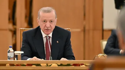 Қадірлі бауырыммен өткізген кездесуде саудадан бастап энергетика, қорғаныс өнеркәсібі, көлік-логистика салаларындағы ынтымақтастық, сондай-ақ жаһандағы өзекті мәселелер секілді көптеген тақырыпта пікір алмастық. Біз сауда айналымын 15 миллиард долларға жеткізуге ниетті екенімізді растадық. Осы орайда 15 сәуірде Астанада өткен Үкіметаралық экономикалық комиссияның 14-ші отырысында қабылданған 67 тармақтан тұратын Іс-қимыл жоспарын жүзеге асырудың маңызына тоқталдық. Инвестиция саласында компанияларымызды ынталандыруды жалғастырамыз. Бүгінгі бизнес-форум сияқты іскерлік ортаны біріктіретін іс-шаралар екі елдің сауда-экономикалық байланыстарын нығайту тұрғысынан аса маңызды деп санаймын, – деді Түркия Президенті., сурет - Zakon.kz жаңалық 14.05.2026 14:30