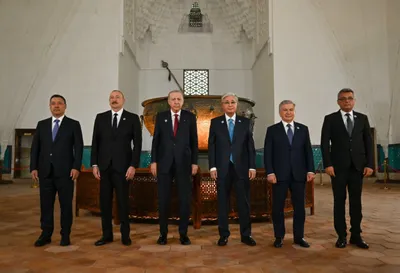 Тоқаев, Әлиев, Жапаров, Мирзиеев және Ердоған Ясауи кесенесіне зиярат етті, сурет - Zakon.kz жаңалық 15.05.2026 18:58