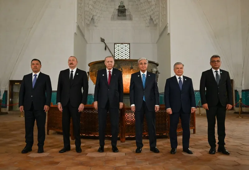 Тоқаев, Әлиев, Жапаров, Мирзиеев және Ердоған Ясауи кесенесіне зиярат етті