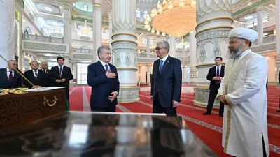 Тоқаев пен Мирзиёев Түркістандағы жаңа мешітке барды , сурет - Zakon.kz жаңалық 15.05.2026 13:06