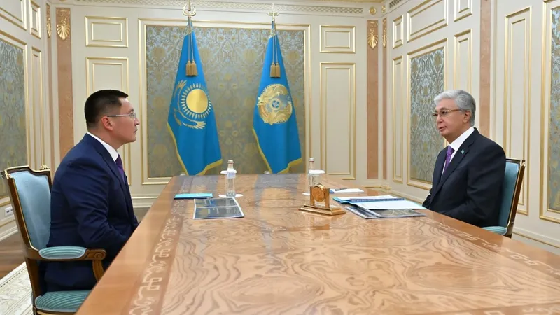 Мемлекет басшысы Павлодар облысының әкімі Асайын Байхановты қабылдады   Президентке өңірдің былтырғы және 2026 жылдың бірінші тоқсанындағы әлеуметтік-экономикалық дамуы жайында мәлімет берілді.  Асайын Байханов:   ➤ өткен жылдың қорытындысына сәйкес, Павлодар облысында барлық негізгі көрсеткіштер бойынша оң динамика байқалатыны жөнінде баяндады.   ➤ өңір экономикасына шамамен 1,3 триллион теңге инвестиция тартылып, өсім 47 пайызды құрағанын айтты.   Инвестиция тарту жөнінен облыс республикадағы көшбасшылардың бірі саналады.   Былтыр өнеркәсіп өндірісінің көлемі 4,1 триллион теңгеге жетті.  Елімізде өндірілетін көмір мен ферроқорытпаның 58 пайызы, электр қуатының 42 пайызы Павлодар облысына тиесілі.   Ауыл шаруашылығы өнімдерінің жалпы көлемі 9,6 пайызға артып, 571,4 миллиард теңгеге жетті. Ылғал үнемдеу технологиясын қолдану бойынша Павлодар облысы өңірлер арасында алдыңғы қатардан көрініп, шаруалар картоп, күнбағыс және қарақұмықты мол жинады.   ➤  әлеуметтік міндеттемелердің орындалу барысы туралы ақпарат берді.   Өңірде 30 мыңнан астам жаңа жұмыс орны ашылып, қалаларда 2 мектеп және ауылдарда 3 мектеп, сондай-ақ 30 денсаулық сақтау нысаны бой көтерді. Биыл тағы 2 мектеп салу және әлеуметтік маңызы бар 5 ірі жобаны жүзеге асыру жоспарланған.   ➤ былтыр ауылдардың барлығы таза ауыз суға қол жеткізгенін мәлімдеді.   Өңірдің үш қаласындағы қоғамдық көлік паркі толық жаңартылды.   Жақсы жағдайдағы автокөлік жолдарының үлесі 96 пайызға көбейіп, 621 шақырым автокөлік жолы және ауыл ішіндегі көшелер жөнделді. Биыл өңірдегі перспективті ауылдардың кіреберіс жолдарын асфальттау жұмыстарын аяқтау жоспарланып отыр.   ➤ Ертіс өзені арқылы өтетін жаңа көпір салу, әуежайдың ұшу-қону жолағын және «Шахтер» саябағын жаңғырту, трамвай паркін жаңарту, үшінші ГРЭС салу және «Деректерді өңдеу орталықтарының алқабы» жобасын жүзеге асыру жөніндегі Президент тапсырмаларының орындалуы жайында есеп берді.   Президент Екібастұз қаласының әуе қатынасын дамытуға ерекше назар аударып, облыс әкіміне шаһарда жаңа әуежай ашу мәселесін жан-жақты пысықтауды тапсырды.   Бұл жобаны іске асыру өңірдің көлік-транзит әлеуеті мен инвестициялық тартымдылығын арттыра түседі. Сонымен қатар өңірдің әлеуметтік-экономикалық тұрғыдан одан әрі дамуына тың серпін береді.    Мемлекет басшысы инвестиция тарту, әлеуметтік инфрақұрылымды дамыту және инженерлік-коммуналдық кешенді жаңғырту жұмыстарын жалғастыру жөнінде міндет жүктеді., сурет - Zakon.kz жаңалық 21.05.2026 16:31