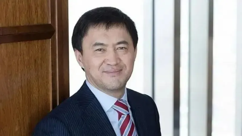2026 жылғы 21 мамырда Мәжіліс кулуарында Қорғаныс министрінің орынбасары Дархан Ахмедиев Б. Момышұлы атындағы әскери колледжде Қайрат Сатыбалдының пайда болуына қатысты жағдайға түсініктеме берді, деп хабарлайды Zakon.kz.