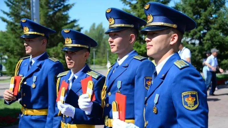 Бірден аға лейтенант: Қазақстанда әскери жоғары оқу орындарының үздік түлектері үшін ережелер өзгертілуде, сурет - Zakon.kz жаңалық 22.05.2026 13:40