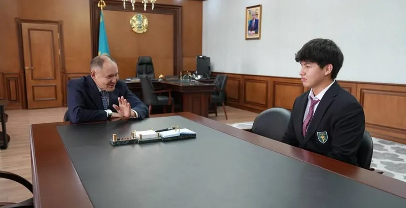 Түркістанда Әзербайжан туын жерден көтерген оқушыға ерекше құрмет көрсетілді, сурет - Zakon.kz жаңалық 23.05.2026 13:52
