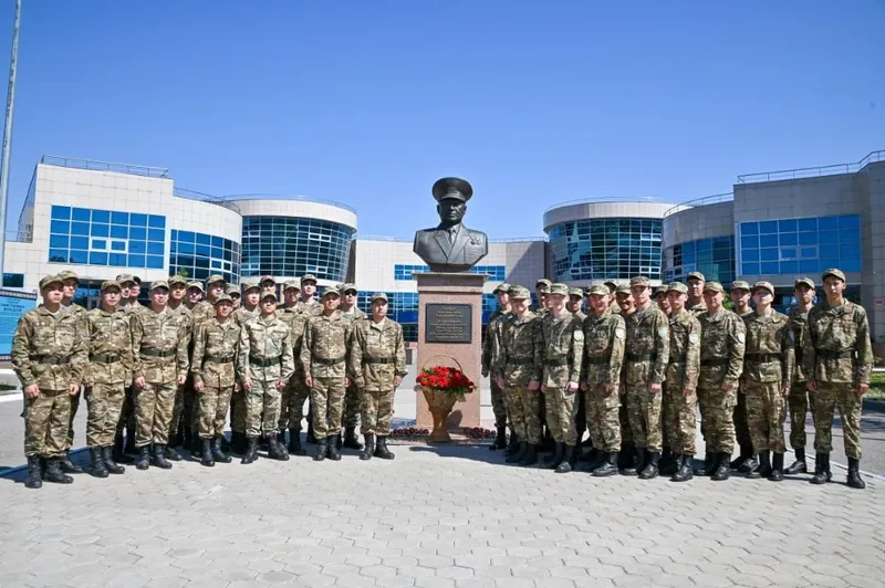 Қазақстандық әскери қызметшілер тұңғыш қорғаныс министрін еске алды, сурет - Zakon.kz жаңалық 25.05.2026 17:50