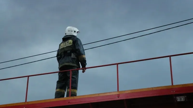 Өрт сөндіруші, өрт, Қостанай облысы, Арқалық, мектеп, шатыр, сурет - Zakon.kz жаңалық 26.05.2026 21:32