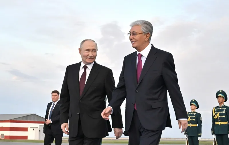 Тоқаев Путинді елорда әуежайында қарсы алды, сурет - Zakon.kz жаңалық 27.05.2026 20:54