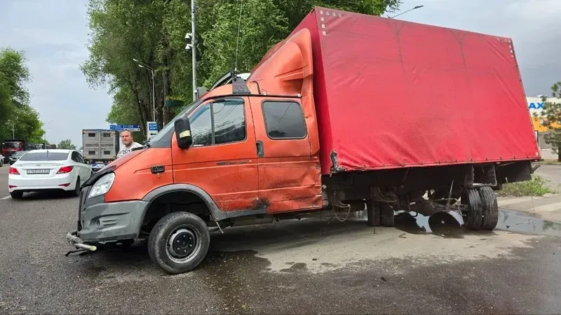 Алматыдағы жантүршігерлік жол апаты: жеңіл көлік Газельді аударып жіберді, сурет - Zakon.kz жаңалық 28.05.2026 18:11