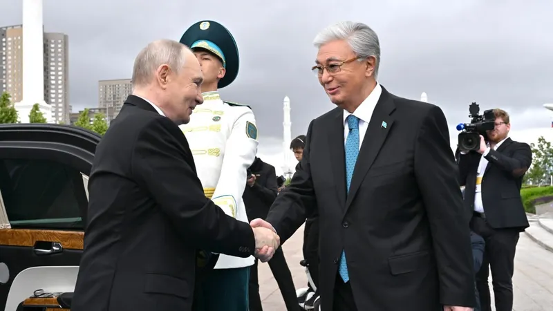 Тәуелсіздік сарайында Қазақстанға мемлекеттік сапармен келген Ресей Федерациясының Президенті Владимир Путинді салтанатты қарсы алу рәсімі өтті   Президент Қасым-Жомарт Тоқаев Ресей басшысын өзі күтіп алды.   Мәртебелі мейманның құрметіне Қазақстан Республикасы Әуе қорғанысы күштерінің әскери ұшақтары Ресей туын бейнелейтін ақ, көк және қызыл түсті жолақтардан із тастап ұшты.   Содан соң Қасым-Жомарт Тоқаев пен Владимир Путин бір біріне ресми делегация мүшелерін таныстырды.   Құрмет қарауылының бастығы рапорт беріп, екі елдің мемлекеттік әнұрандары шырқалды., сурет - Zakon.kz жаңалық 28.05.2026 11:57
