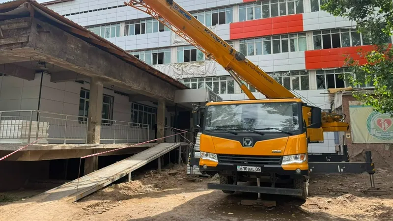 Алматыда денсаулық сақтау нысандарын жаңғырту бағдарламасы жалғасып келеді. Қазіргі уақытта 1977 жылдан бері жұмыс істеп келе жатқан №16 қалалық емхананы сейсмикалық күшейту жұмыстары жүргізіліп жатыр., сурет - Zakon.kz жаңалық 28.05.2026 13:42