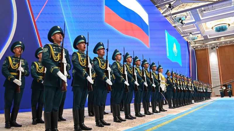 Тәуелсіздік сарайында Қазақстанға мемлекеттік сапармен келген Ресей Федерациясының Президенті Владимир Путинді салтанатты қарсы алу рәсімі өтті Президент Қасым-Жомарт Тоқаев Ресей басшысын өзі күтіп алды. Мәртебелі мейманның құрметіне Қазақстан Республикасы Әуе қорғанысы күштерінің әскери ұшақтары Ресей туын бейнелейтін ақ, көк және қызыл түсті жолақтардан із тастап ұшты. Содан соң Қасым-Жомарт Тоқаев пен Владимир Путин бір біріне ресми делегация мүшелерін таныстырды. Құрмет қарауылының бастығы рапорт беріп, екі елдің мемлекеттік әнұрандары шырқалды., сурет - Zakon.kz жаңалық 28.05.2026 11:57