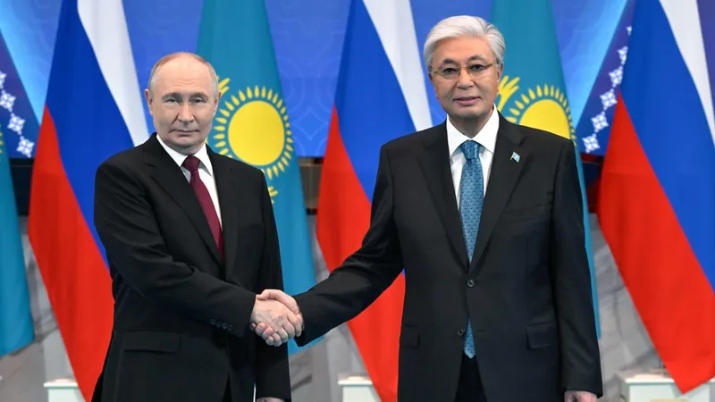 Қазақстан мен Ресей президенттері шағын құрамда келіссөз жүргізді  Қасым-Жомарт Тоқаев:   – Құрметті Владимир Владимирович, елордаға қош келдіңіз! Мемлекеттік сапармен келгеніңізге қуаныштымын. Бұл сапардың елдеріміз арасындағы стратегиялық серіктестік пен одақтастық қатынастарды дамыту тұрғысынан мәні зор. Сонымен қатар Еуразия құрлығындағы қауіпсіздік пен тұрақтылықты қамтамасыз етуде де айрықша мәнге ие деп ойлаймын. Өйткені біздің елдеріміз алып Еуразия кеңістігінің өзегі саналады. Осы орайда екі мәселені ерекше атап өткім келеді. Біріншісі, елдеріміз арасындағы стратегиялық серіктестік пен одақтастық қатынастардың жеті негізі туралы бірлескен мәлімдеме. Жеті – қасиетті сан. Құжат өте мазмұнды. Бұл жөнінде баспасөз конференциясында толығырақ айтамын. Оны өзім қарап, түзетулер енгіздім. Аталған мәлімдеме екі ел жылнамасына маңызды оқиға ретінде енеді деп сенемін. Екіншісі, Қазақстанда атом электр станциясының құрылысына қатысты келісімге қол қою. Осы жобаға қолдау көрсеткеніңіз үшін Сізге ризашылығымды білдіремін. АЭС құрылысы туралы келісімнің стратегиялық мәні жөнінде айта беру артық. Бұл бәріне түсінікті. Біз – достас, бауырлас елдерміз. Ортақ бай тарихымыз бар, мәдени дәстүрлеріміз бен халықтарымыздың менталитеті бір біріне ұқсас. Кешегі бейресми кездесуде ол жөнінде егжей-тегжейлі айтып, өткенді еске алдық. Ресей үшін де мұның мәні ерекше деп ойлаймын. Біз халықтарымыздың түпкілікті мүддесіне сай жұмыс істейміз. Азаматтарымыз мемлекеттеріміздің достығы мен ынтымағы сақталғанын қалайды. Одан әрі өркендеу үшін баршамызға бейбітшілік қажет.  Владимир Путин:  – Құрметті Қасым-Жомарт Кемелұлы! Ең әуелі шақырғаныңыз үшін алғыс айтамын. Былтыр бізге мемлекеттік сапармен келгеніңізге қуандық. Сол кезде ғасырлар бойы, соның ішінде бір мемлекет аясында қалыптасқан халықтарымыз арасындағы берік достық пен өзара құрметке негізделген стратегиялық серіктестігімізді кеңейту бағытында тағы да алға қарай қадам жасадық. Бүгін де жемісті жұмыс атқарамыз деп ойлаймын. Бейресми сипатта өткен кешегі кездесу үшін ризашылығымды білдіремін. Өзара ықпалдастығымыздың көптеген маңызды әрі перспективті бағыты бойынша пікір алмастық. Делегациямыз еліңізге мереке қарсаңында келіп отыр. Ресей мұсылмандары Құрбан айт мерекесін атап өтеді. Қазақстанда да бұл мейрам кеңінен тойланатынын білемін., сурет - Zakon.kz жаңалық 28.05.2026 12:46