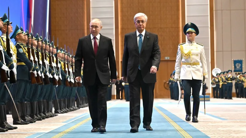 Тәуелсіздік сарайында Қазақстанға мемлекеттік сапармен келген Ресей Федерациясының Президенті Владимир Путинді салтанатты қарсы алу рәсімі өтті Президент Қасым-Жомарт Тоқаев Ресей басшысын өзі күтіп алды. Мәртебелі мейманның құрметіне Қазақстан Республикасы Әуе қорғанысы күштерінің әскери ұшақтары Ресей туын бейнелейтін ақ, көк және қызыл түсті жолақтардан із тастап ұшты. Содан соң Қасым-Жомарт Тоқаев пен Владимир Путин бір біріне ресми делегация мүшелерін таныстырды. Құрмет қарауылының бастығы рапорт беріп, екі елдің мемлекеттік әнұрандары шырқалды., сурет - Zakon.kz жаңалық 28.05.2026 11:57