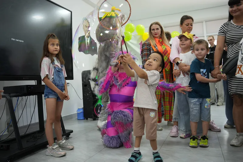 Балаларды қорғау күніне орай өңірлердегі әлеуметтік мекемелерге қолдау көрсетілді, сурет - Zakon.kz жаңалық 01.06.2026 17:49