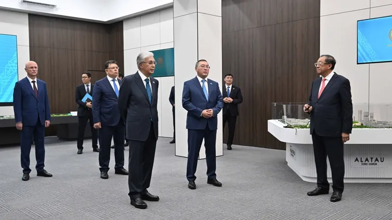Мемлекет басшысы Алатау қаласының даму барысымен танысты