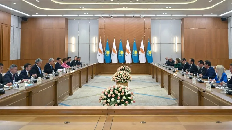 Қасым-Жомарт Тоқаев пен Никос Христодулидис кеңейтілген құрамда келіссөз жүргізді, сурет - Zakon.kz жаңалық 03.06.2026 14:49
