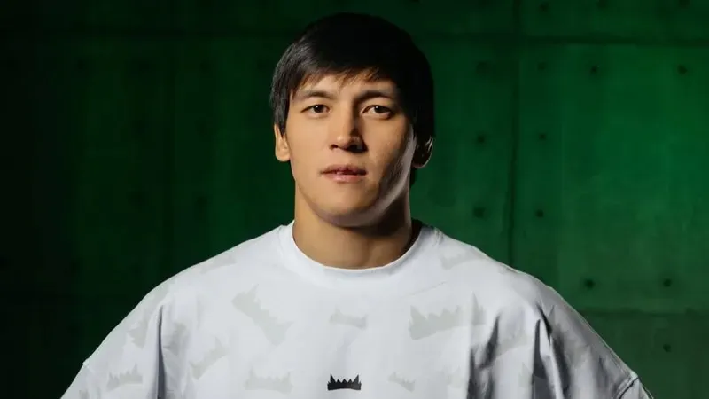 UFC-ден кеткен қазақстандық файтер жаңа келісімшартқа қол қойды