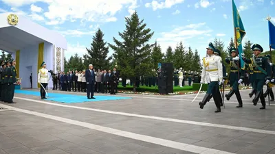 Президент Мемлекеттік ту көтеру рәсіміне қатысты