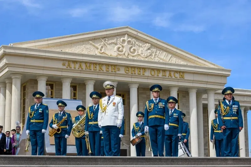 Батыс Қазақстан облысы әкімі Нариман Төреғалиев Мемлекеттік ту көтеру рәсіміне қатысты, сурет - Zakon.kz жаңалық 04.06.2026 15:38