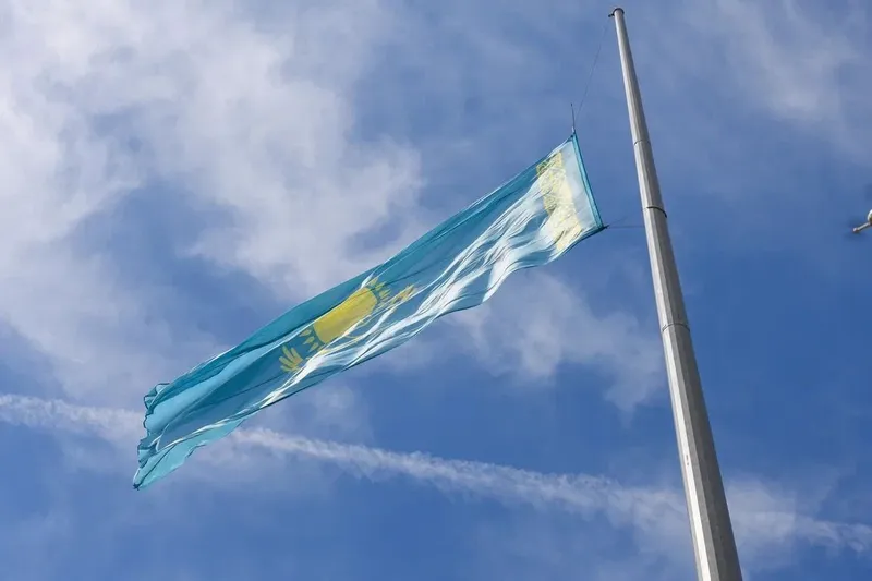 Батыс Қазақстан облысы әкімі Нариман Төреғалиев Мемлекеттік ту көтеру рәсіміне қатысты, сурет - Zakon.kz жаңалық 04.06.2026 15:38