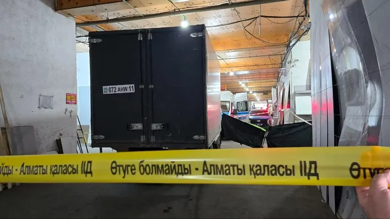 Алматыда жүк көлігі ірі сауда орталығындағы жерасты қоймасында ер адамды басып өлтірді , сурет - Zakon.kz жаңалық 12.06.2026 16:24