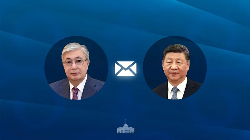 Мемлекет басшысы Қасым-Жомарт Тоқаев Қытай Халық Республикасының Төрағасы Си Цзиньпиннің туған күніне орай құттықтау жеделхатын жолдады  Президент хатта ҚХР Төрағасының Қазақстан мен Қытай арасындағы мызғымас достыққа, тату көршілікке және өзара қолдауға негізделген мәңгі жан-жақты стратегиялық серіктестікті нығайтуға зор үлес қосқанын атап өткен.  Мемлекет басшысы Қазақстан-Қытай қарым-қатынасының қазіргі «алтын отызжылдық» кезеңінде екіжақты ынтымақтастық жоғары қарқынын сақтай отырып, одан әрі нығая түсетініне және ықпалдастықтың жаңа бағыттарын қамтитынына сенім білдірді.  Қасым-Жомарт Тоқаев Си Цзиньпиннің мемлекеттік қызметіне табыс, ал достас Қытай халқына бақ-береке тіледі., сурет - Zakon.kz жаңалық 15.06.2026 09:03