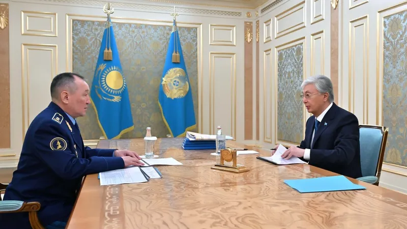 2026 жылдың 15 маусымында мемлекет басшысы Қасым-Жомарт Тоқаев Қорғаныс министрі Дәурен Қосановты қабылдап, қорғаныс ведомствосының жыл басынан бергі жұмысының қорытындылары туралы есебін тыңдады., сурет - Zakon.kz жаңалық 15.06.2026 16:13