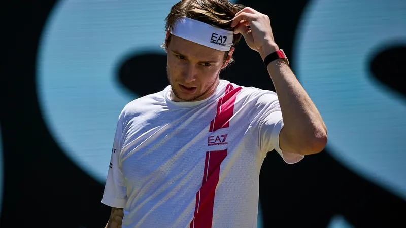 Александр Бублик Галледегі ATP 500 турнирінің алғашқы кездесуінде ұтылды, сурет - Zakon.kz жаңалық 16.06.2026 17:15