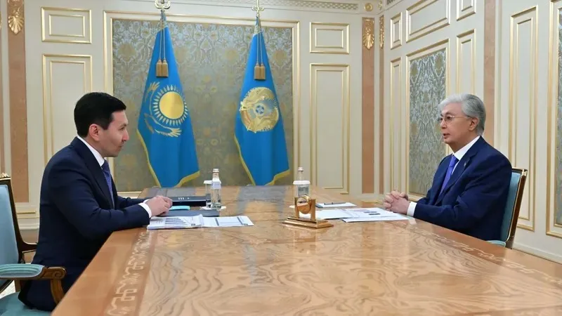 Мемлекет басшысы Қасым-Жомарт Тоқаев Самұрық-Қазына АҚ басқарма төрағасы Нұрлан Жақыповты қабылдады. Президент қордың 2026 жылдың алғашқы бес айындағы жұмыс қорытындылары мен орта мерзімді кезеңге арналған жоспарлары туралы есепті тыңдады, деп хабарлайды Zakon.kz., сурет - Zakon.kz жаңалық 17.06.2026 16:43