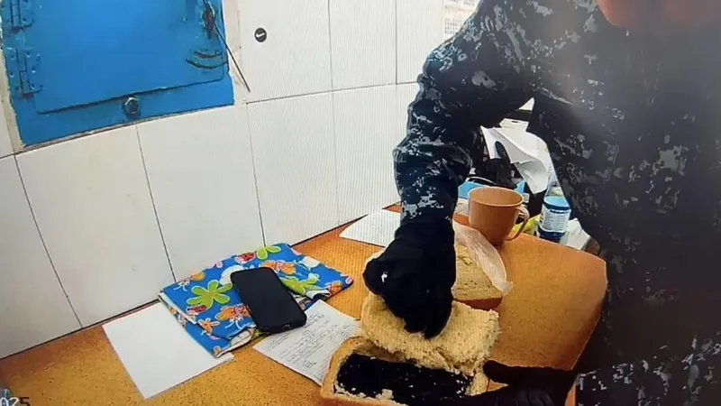 Павлодарда сотталған адамға телефон өткізудің тосын тәсілі әшкереленді, сурет - Zakon.kz жаңалық 18.06.2026 09:14