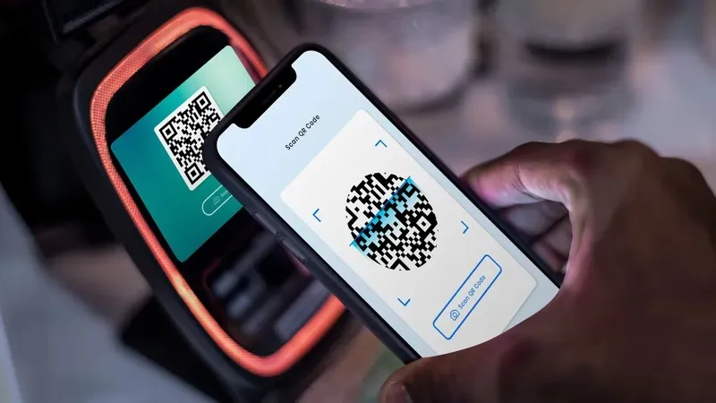 Неліктен барлық банктер бірыңғай QR-код жүйесін енгізуге мүдделі болмады?  Экономист Төлеген Асқаровтің пікірінше, бұған дейін әр банктің өз QR-төлем жүйесінің болуы қаржы ұйымдарына клиенттерін өз экожүйесінде ұстап қалуға мүмкіндік беріп келді.  Оның айтуынша, клиент өз банкіндегі мобильді қосымшаны пайдаланған кезде сол банкке тиесілі терминалдар арқылы төлем жасау әлдеқайда ыңғайлы болатын. Ал басқа банктердің төлем шешімдерін қолданғанда қосымша комиссиялар немесе түрлі шектеулер туындауы мүмкін еді.  «Егер адам өз банкіндегі қосымшаны пайдаланса, сол банктің терминалдары арқылы төлем жасағаны тиімді болатын. Ал басқа жүйелерді қолданған жағдайда белгілі бір шектеулер немесе қосымша шығындар пайда болуы мүмкін еді», – дейді сарапшы.  Бірыңғай QR-код стандарты енгізілгеннен кейін банктер арасындағы бәсекелестік сипаты өзгереді. Енді қаржы ұйымдары клиенттерді өз төлем инфрақұрылымы арқылы емес, қызмет көрсету сапасы, тиімді тарифтер, бонустық бағдарламалар және қосымша сервистер арқылы тартуға мәжбүр болады.  Сарапшылардың пікірінше, бұл өзгеріс қаржы нарығындағы бәсекені күшейтіп, банктердің клиенттерге ұсынатын қызмет сапасын арттыруға ықпал етеді., сурет - Zakon.kz жаңалық 18.06.2026 14:37