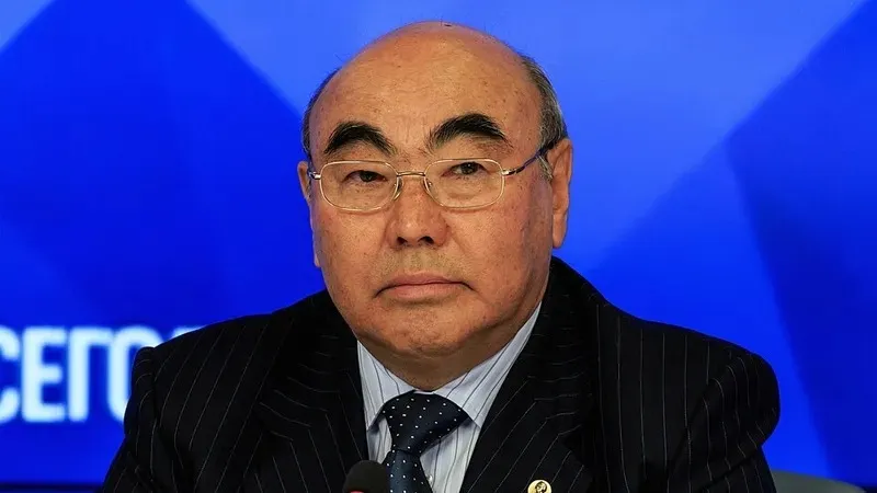 2026 жылғы 19 маусымда Қырғызстанда Ыстықкөл халықаралық форумы өтіп жатыр. Іс-шарада Қырғызстанның тұңғыш президенті Асқар Ақаев сөз сөйлеп, қазіргі мемлекет басшысы Садыр Жапаровқа экономикалық серпіліс жасау үшін қосымша мандат беруді ұсынды, деп хабарлайды Zakon.kz., сурет - Zakon.kz жаңалық 19.06.2026 15:23