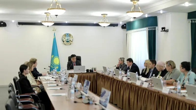 Еңбек министрлігі зейнетақы жүйесінің қаржылық тұрақтылығын нығайту тәсілдерін талқылауда, сурет - Zakon.kz жаңалық 19.06.2026 09:37