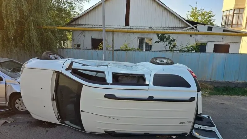 Алматыда Lada Largus Chevrolet Cobalt көлігімен соқтығысқаннан кейін аударылып қалды, сурет - Zakon.kz жаңалық 23.06.2026 19:15