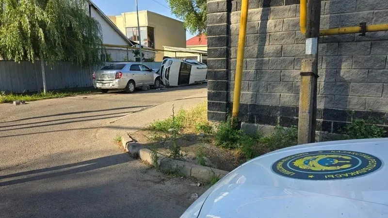 Алматыда Lada Largus Chevrolet Cobalt көлігімен соқтығысқаннан кейін аударылып қалды, сурет - Zakon.kz жаңалық 23.06.2026 19:15