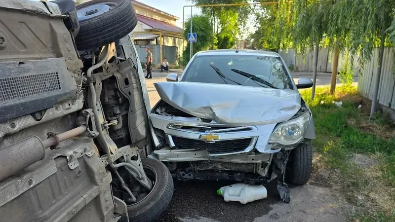 Алматыда Lada Largus Chevrolet Cobalt көлігімен соқтығысқаннан кейін аударылып қалды, сурет - Zakon.kz жаңалық 23.06.2026 19:15