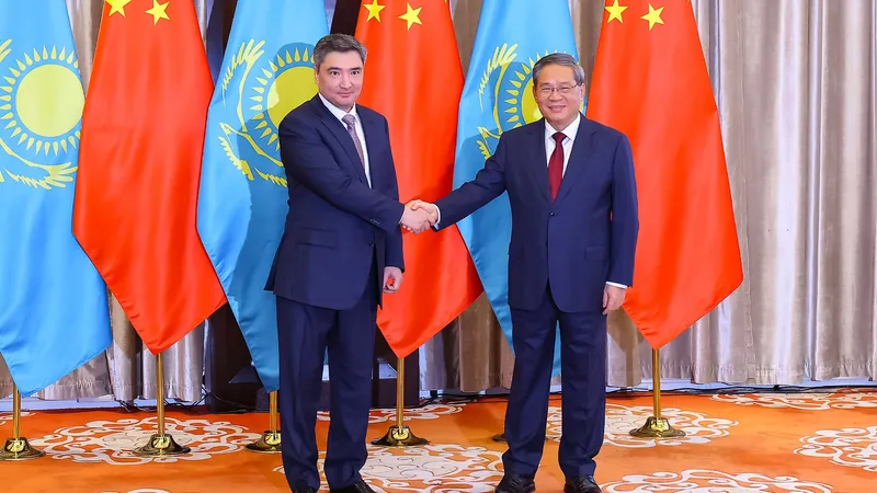 Қазақстан Премьер-министрі Олжас Бектеновтің Қытай Халық Республикасына жұмыс сапары аясында ҚХР Мемлекеттік кеңесінің Премьері Ли Цянмен кездесу өтті. Бұл туралы 2026 жылғы 23 маусымда ҚР Үкіметінің баспасөз қызметі хабарлады, деп жазады Zakon.kz.