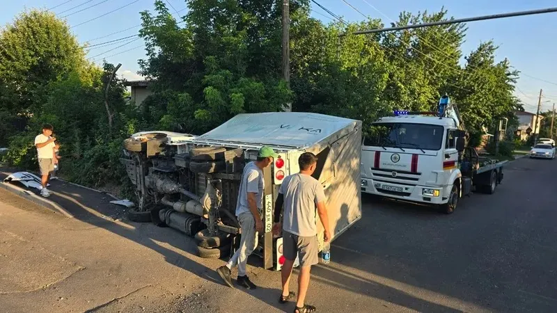 Алматыда жүк көлігімен болған жол апатынан екі адам ауруханаға түсті, сурет - Zakon.kz жаңалық 23.06.2026 20:20