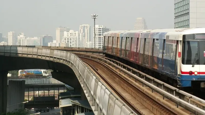 Алматыда жаңа қоғамдық көлік жобасы – SkyTrain жоғары жылдамдықты жерүсті көлік жүйесін іске асыру жоспарланып отыр. Бұл туралы 24 маусымда қалалық Жол инфрақұрылымын дамыту басқармасы мәлімдеді, деп хабарлайды Zakon.kz.