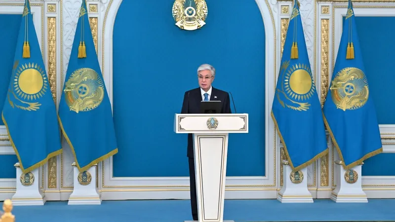 Президент жаңа Конституцияны қабылдауға журналистердің  қосқан үлесін жоғары бағалады  Қасым-Жомарт Тоқаевтың айтуынша, бұқаралық ақпарат құралдарын ұлттың үні, қоғамның айнасы деуге толық негіз бар.   Өйткені өз азаматтарымызбен қатар, күллі әлем қауымдастығы елімізде жасалып жатқан ауқымды өзгерістердің түпкі мәнін, ең алдымен, отандық медиа арқылы танып, біледі.  – Бұл тұрғыдан алғанда, Қазақстан журналистері осы жауапкершілікті терең сезініп, кәсіби міндеттерін жемісті атқаруда. Наурыз айында біз – бәріміз бір ел болып, конституциялық реформаны табысты жүзеге асырдық. Жалпыұлттық референдум кезінде халқымыз мемлекеттің келешегін айқындайтын тарихи таңдауын жасады. Еліміздің бас құжаты – жаңа Конституциямыз өз тұғырына қонды. Ата заңды әзірлеу және қабылдау оңай шаруа емес екені анық. Бұл – бірлігі бекем, рухы биік және жарқын болашаққа деген сенімі зор ұлттың ғана қолынан келетін бірегей қадам. Біз осы мақсатқа жету үшін ұзақ жолды жүріп өттік. Арнайы Конституциялық комиссия құрып, Негізгі заңның әр бабын ел мүддесі тұрғысынан мұқият сараладық. Бүкіл жұртты бір мұратқа ұйыстырған ортақ істе медиа саласы мамандарының маңызды рөл атқарғанын ерекше атап өту қажет. Журналистер қауымы Конституциялық комиссияның қызметі туралы сапалы және мазмұнды хабарлар таратты. Сондай-ақ Ата заңға енгізу үшін ұсынылған түзетулерге қатысты жан-жақты талдау жұмысын жүргізді. Науқан кезіндегі тікелей эфирлер, сараптамалық материалдар мен танымдық сұхбаттар – соның айқын дәлелі. Жалпы, журналистер өз кәсібилігін толығымен көрсетті. Осы салада нағыз кәсіби маман болу дегеніміз – «қолдан жасалған» айқай-шу немесе даңғаза жасау емес, бұл – ең алдымен өзекті мәселені жан-жақты білу және тақырыпты жетік меңгеру деген сөз. Комиссия отырысының әлеуметтік желідегі эфирлері де миллионнан астам қаралым жинады. Осылайша, Ата заң жобасын талқылау жалпыұлттық деңгейдегі пікірталасқа ұласты. Бұл іске елге жанашыр азаматтарымыз түгел қатысты. Мәселен, «e-Government» және «е-Өтініш» цифрлық жүйесі арқылы мыңдаған өтініш келіп түсті. Түптеп келгенде, мұның бәрі «Халық үніне құлақ асатын мемлекет» тұжырымдамасының нақты көрінісі екені сөзсіз. Конституциялық комиссия мүшелері салмақты әрі ұтымды ұсыныстардың ешқайсысын назардан тыс қалдырған жоқ, оның бәрі мұқият зерделенді. Бас құжаттың жобасын дайындау және оны талқылау тәжірибесі мемлекет пен азаматтардың қарым-қатынасын мүлдем жаңа деңгейге көтерді. Комиссия құрамында масс-медианың беделді өкілдері де болды. Сондықтан журналистер қауымын жаңа Ата заңымыздың тең авторларының бірі деп айтсақ, қате болмайды, – деді Президент. 