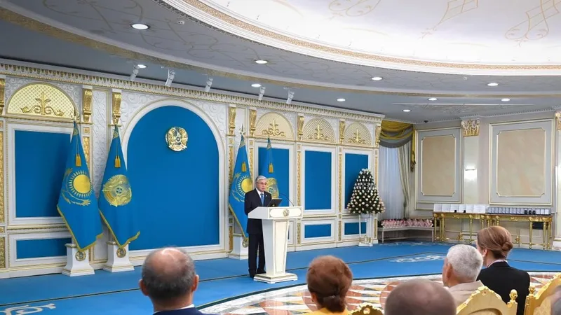 Мемлекет басшысы Қасым-Жомарт Тоқаев БАҚ қызметкерлерін марапаттау рәсімінде журналистердің қоғамдағы ағартушылық рөліне ерекше тоқталды.