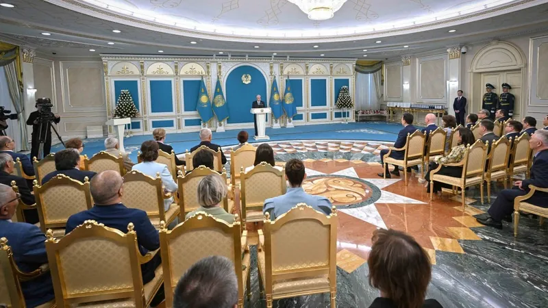 Мемлекет басшысы Қасым-Жомарт Тоқаев БАҚ қызметкерлерін марапаттау рәсімінде сөйлеген сөзінде журналистердің конституциялық реформаны түсіндіру және жаңа Конституцияны қабылдау үдерісіндегі еңбегін ерекше атап өтті., сурет - Zakon.kz жаңалық 25.06.2026 13:52