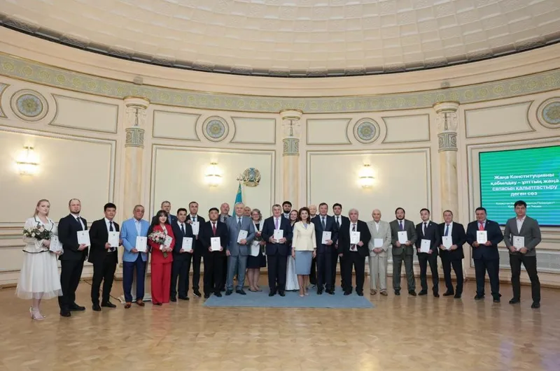 Қазақстандағы этномәдени бірлестіктерге Конституцияның арнайы басылымдары берілді, сурет - Zakon.kz жаңалық 26.06.2026 18:15