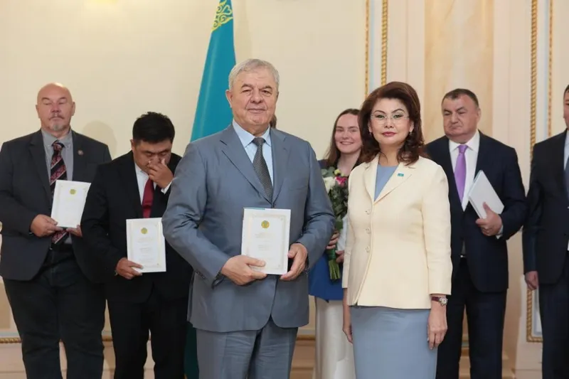 Қазақстандағы этномәдени бірлестіктерге Конституцияның арнайы басылымдары берілді, сурет - Zakon.kz жаңалық 26.06.2026 18:15