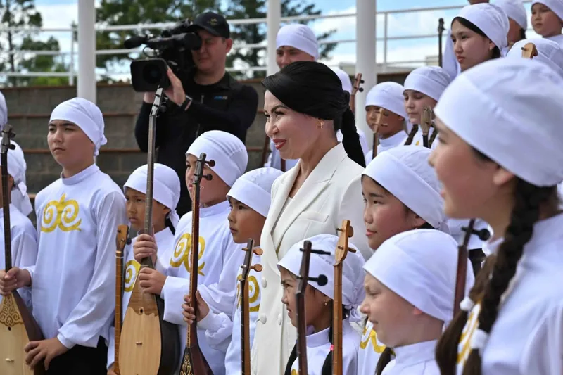Тоқаевқа жас өнерпаздар бірнеше күй орындап берді, сурет - Zakon.kz жаңалық 26.06.2026 17:56