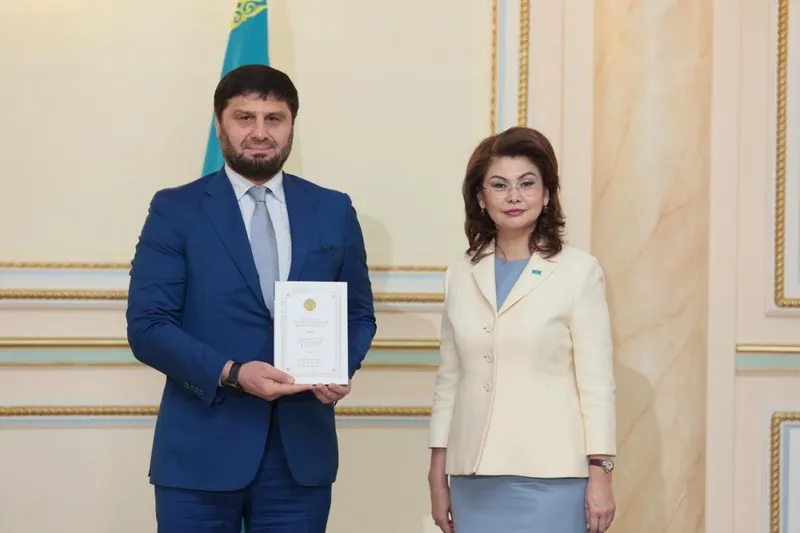 Қазақстандағы этномәдени бірлестіктерге Конституцияның арнайы басылымдары берілді, сурет - Zakon.kz жаңалық 26.06.2026 18:15