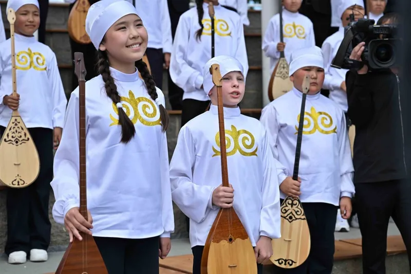Тоқаевқа жас өнерпаздар бірнеше күй орындап берді, сурет - Zakon.kz жаңалық 26.06.2026 17:56