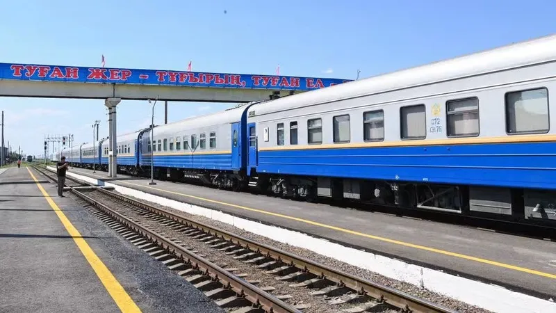 Шарада Жәнібек Тайжанов пен Шиелі кенті ардагерлер кеңесінің төрағасы Болат Күлімбетов сөз сөйлеп, сала қызметкерлері, мердігер мекеме өкілдері облыс әкімінің Алғыс хатымен марапатталды., сурет - Zakon.kz жаңалық 28.06.2026 00:17