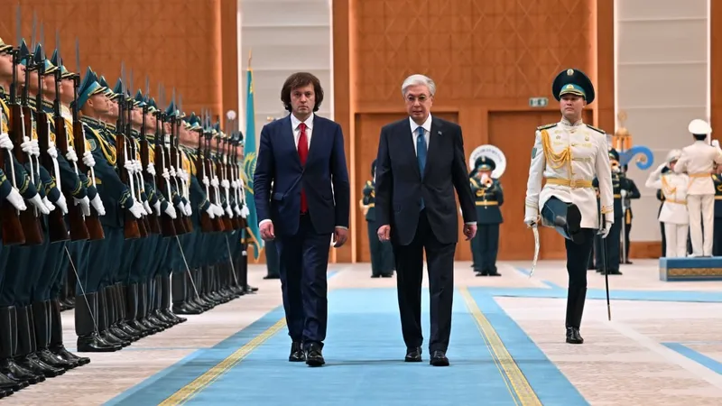 Тоқаев Тәуелсіздік сарайында елімізге ресми сапармен келген Грузия премьер-министрін қарсы алды